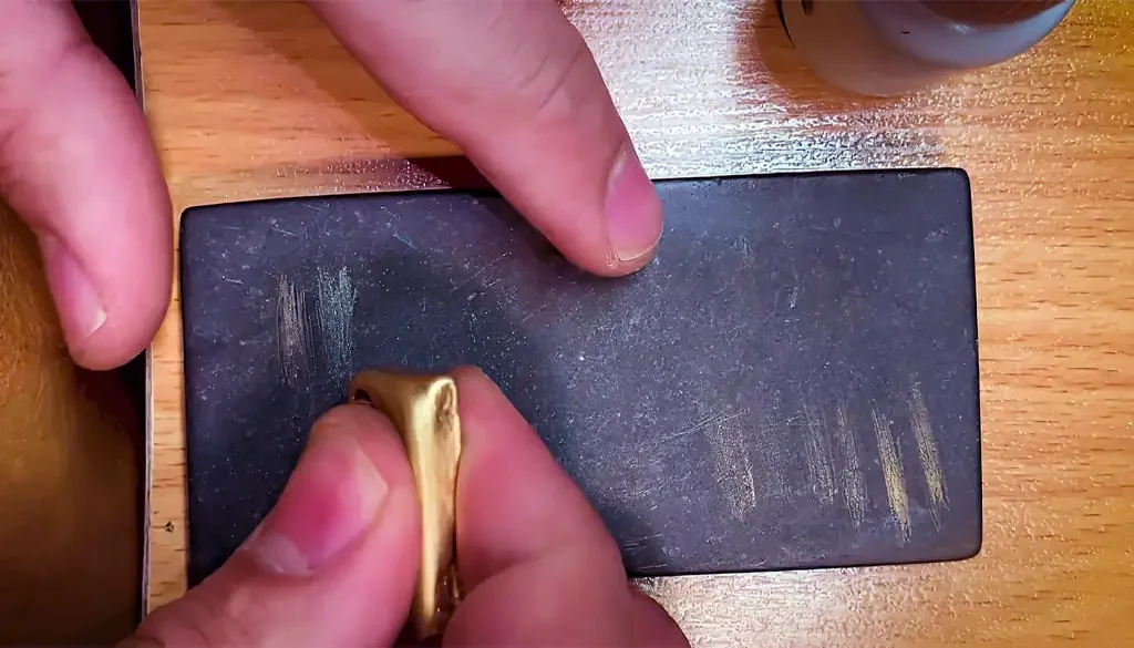 شیوه سنتی عیارسنجی؛ تشخیص خلوص طلا با رد طلایی بر سنگ محک