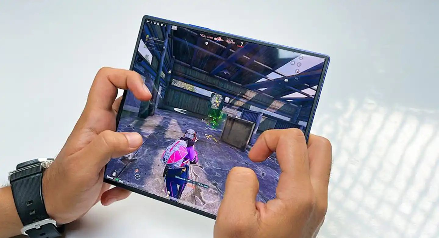 عملکرد نمایشگر گلکسی زد فولد ۷ و آیفون ۱۷ پرو مکس: نوآوری تاشو در برابر کیفیت کلاسیک