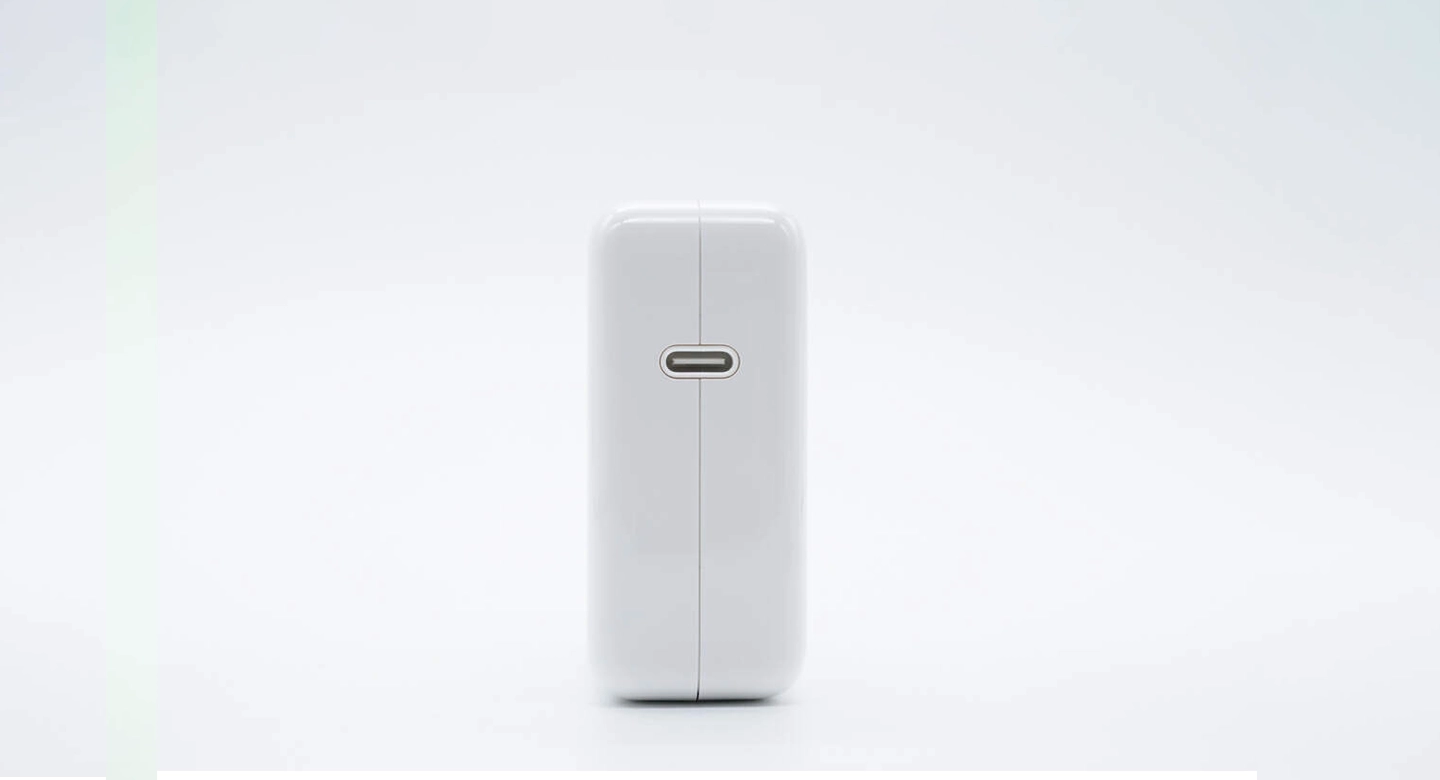 وقتی یک شارژر برای همه‌چیز کافی است؛ شارژ گوشی با آداپتور USB-C لپ‌تاپ